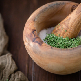 Při výrobě květinové soli doporučujeme mít nejdříve připravené všechny potřeby a ingredience, ať pak můžete v poklidu tvořit. Jestliže chcete hrubší sůl, jen ji smíchejte s ingrediencemi, dejte do vhodné nádoby a nechte odpočívat, pro jemnější konzistenci nejdříve rozdrťte v hmoždíři. Nebojte se experimentovat. Možná vyrobíte úžasnou chuť, která by vás normálně nenapadla. 
