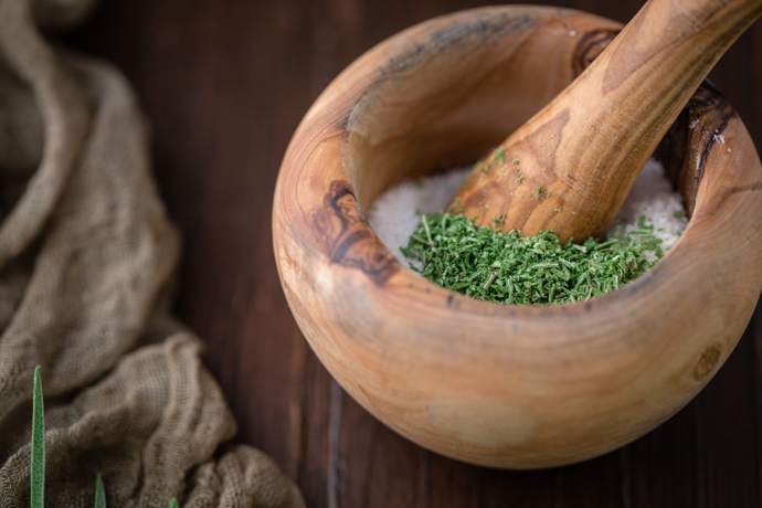 Při výrobě květinové soli doporučujeme mít nejdříve připravené všechny potřeby a ingredience, ať pak můžete v poklidu tvořit. Jestliže chcete hrubší sůl, jen ji smíchejte s ingrediencemi, dejte do vhodné nádoby a nechte odpočívat, pro jemnější konzistenci nejdříve rozdrťte v hmoždíři. Nebojte se experimentovat. Možná vyrobíte úžasnou chuť, která by vás normálně nenapadla. 
