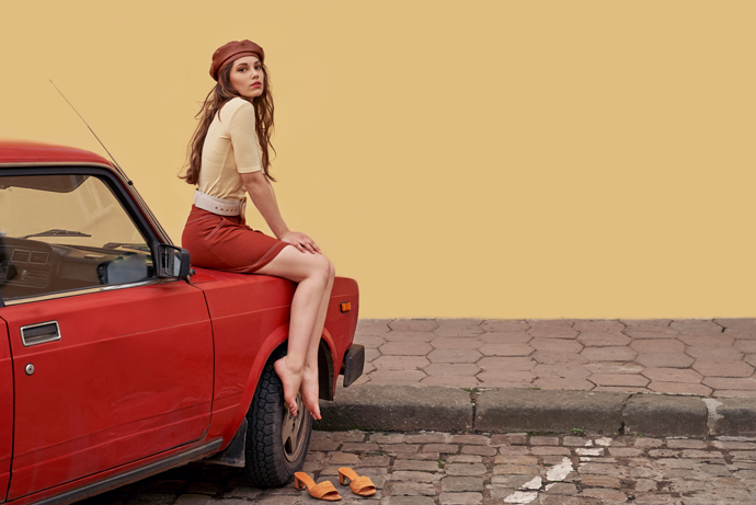 Máslově žlutá v kombinaci s červenooranžovou barvou navozuje dojem populárního retro stylu. 
