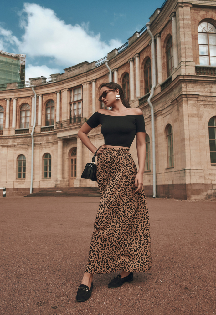 Hledáte elegantní a přitom sexy outfit na léto? Dlouhé sukně se zvířecími vzory jsou trefou do černého. 
