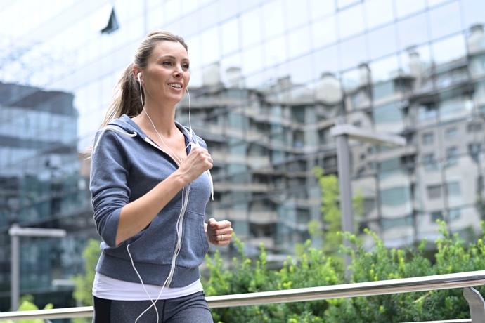 Sportovní mikiny na zip jsou pohodlné a praktické. Hodí se na běh, posilování i lehké túry do přírody. Ve chvílích, kdy je nevyužijete, je můžete snadno uvázat kolem pasu a při pohybu vám nebudou zavazet. 
