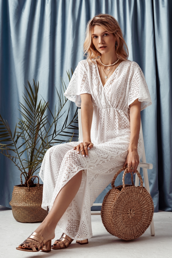 Ideální boho outfit na léto. Lehké krajkové šaty krásně doplňuje přírodní kabelka. 
