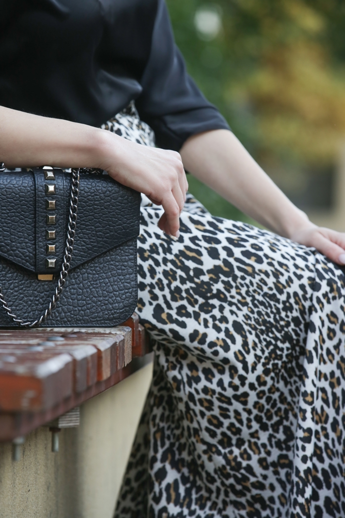 Sukně se zvířecím potiskem je nadčasová, trendy a osobitá. Mezi nejoblíbenější patří potisky imitující srst leoparda, zebry nebo tygra. 
