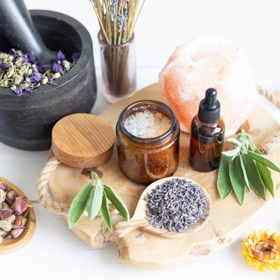 Při výrobě květinové soli doporučujeme mít nejdříve připravené všechny potřeby a ingredience, ať pak můžete v poklidu tvořit. Jestliže chcete hrubší sůl, jen ji smíchejte s ingrediencemi, dejte do vhodné nádoby a nechte odpočívat, pro jemnější konzistenci nejdříve rozdrťte v hmoždíři. Nebojte se experimentovat. Možná vyrobíte úžasnou chuť, která by vás normálně nenapadla. 
