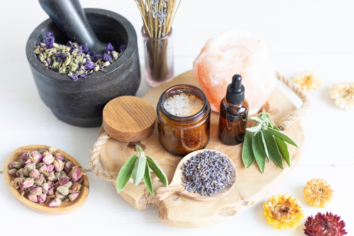 Při výrobě květinové soli doporučujeme mít nejdříve připravené všechny potřeby a ingredience, ať pak můžete v poklidu tvořit. Jestliže chcete hrubší sůl, jen ji smíchejte s ingrediencemi, dejte do vhodné nádoby a nechte odpočívat, pro jemnější konzistenci nejdříve rozdrťte v hmoždíři. Nebojte se experimentovat. Možná vyrobíte úžasnou chuť, která by vás normálně nenapadla. 
