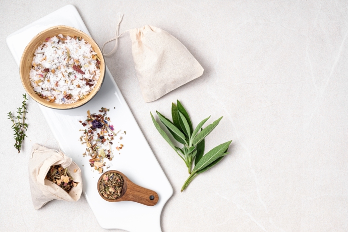 Při výrobě květinové soli doporučujeme mít nejdříve připravené všechny potřeby a ingredience, ať pak můžete v poklidu tvořit. Jestliže chcete hrubší sůl, jen ji smíchejte s ingrediencemi, dejte do vhodné nádoby a nechte odpočívat, pro jemnější konzistenci nejdříve rozdrťte v hmoždíři. Nebojte se experimentovat. Možná vyrobíte úžasnou chuť, která by vás normálně nenapadla. 
