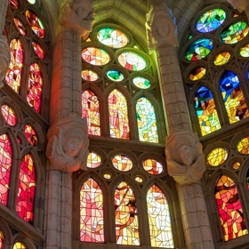 Gaudí věnoval tomuto projektu více než 40 let svého života a posledních 12 let opravdu intenzivně. Za jeho života došlo k otevření kaple svatého Josefa v kryptě a realizaci zvonice apoštola Barnabáše. tomuto projektu posledních 12 let svého. Celkově jeho plány zahrnují celkem osmnáct věží uspořádaných podle výšky. Nejvyšší jsou věže dvanácti apoštolů, nad nimi mají čnít čtyři evangelisté, věž Panny Marie a nejvyšší věž bude patřit Ježíši Kristu.
