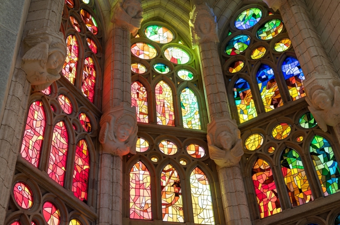Gaudí věnoval tomuto projektu více než 40 let svého života a posledních 12 let opravdu intenzivně. Za jeho života došlo k otevření kaple svatého Josefa v kryptě a realizaci zvonice apoštola Barnabáše. tomuto projektu posledních 12 let svého. Celkově jeho plány zahrnují celkem osmnáct věží uspořádaných podle výšky. Nejvyšší jsou věže dvanácti apoštolů, nad nimi mají čnít čtyři evangelisté, věž Panny Marie a nejvyšší věž bude patřit Ježíši Kristu.
