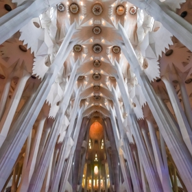 Gaudí věnoval tomuto projektu více než 40 let svého života a posledních 12 let opravdu intenzivně. Za jeho života došlo k otevření kaple svatého Josefa v kryptě a realizaci zvonice apoštola Barnabáše. tomuto projektu posledních 12 let svého. Celkově jeho plány zahrnují celkem osmnáct věží uspořádaných podle výšky. Nejvyšší jsou věže dvanácti apoštolů, nad nimi mají čnít čtyři evangelisté, věž Panny Marie a nejvyšší věž bude patřit Ježíši Kristu.
