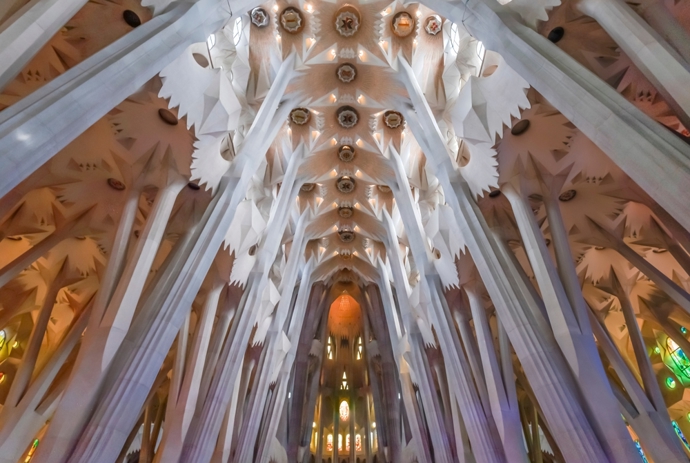 Gaudí věnoval tomuto projektu více než 40 let svého života a posledních 12 let opravdu intenzivně. Za jeho života došlo k otevření kaple svatého Josefa v kryptě a realizaci zvonice apoštola Barnabáše. tomuto projektu posledních 12 let svého. Celkově jeho plány zahrnují celkem osmnáct věží uspořádaných podle výšky. Nejvyšší jsou věže dvanácti apoštolů, nad nimi mají čnít čtyři evangelisté, věž Panny Marie a nejvyšší věž bude patřit Ježíši Kristu.
