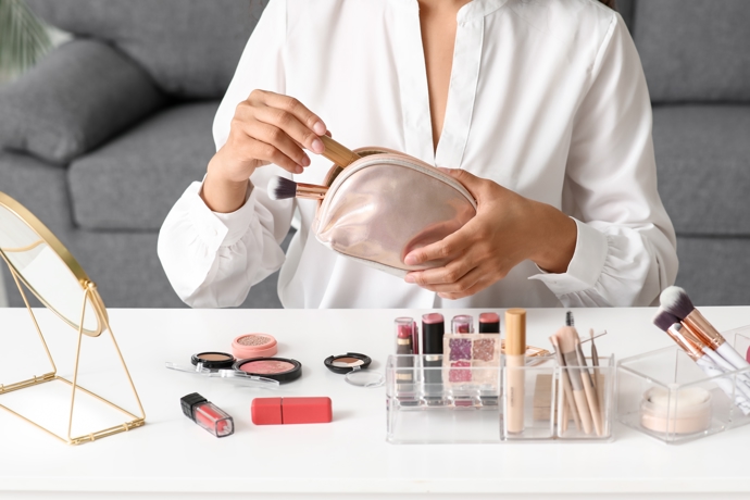 Kosmetických produktů je celá řada. Na základní a rychlý make-up, který zvládnete během několika minut, však bohatě stačí 4 základní potřeby. 
