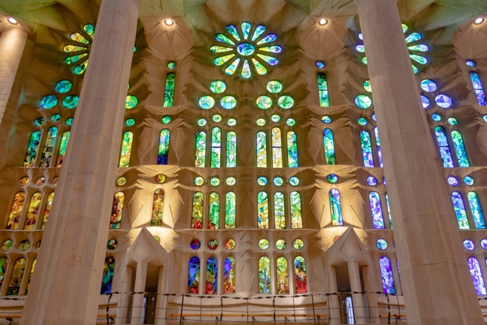 Gaudí věnoval tomuto projektu více než 40 let svého života a posledních 12 let opravdu intenzivně. Za jeho života došlo k otevření kaple svatého Josefa v kryptě a realizaci zvonice apoštola Barnabáše. tomuto projektu posledních 12 let svého. Celkově jeho plány zahrnují celkem osmnáct věží uspořádaných podle výšky. Nejvyšší jsou věže dvanácti apoštolů, nad nimi mají čnít čtyři evangelisté, věž Panny Marie a nejvyšší věž bude patřit Ježíši Kristu.
