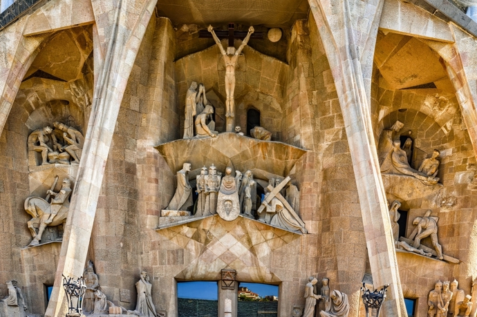 Gaudí věnoval tomuto projektu více než 40 let svého života a posledních 12 let opravdu intenzivně. Za jeho života došlo k otevření kaple svatého Josefa v kryptě a realizaci zvonice apoštola Barnabáše. tomuto projektu posledních 12 let svého. Celkově jeho plány zahrnují celkem osmnáct věží uspořádaných podle výšky. Nejvyšší jsou věže dvanácti apoštolů, nad nimi mají čnít čtyři evangelisté, věž Panny Marie a nejvyšší věž bude patřit Ježíši Kristu.
