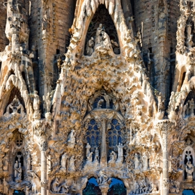 Gaudí věnoval tomuto projektu více než 40 let svého života a posledních 12 let opravdu intenzivně. Za jeho života došlo k otevření kaple svatého Josefa v kryptě a realizaci zvonice apoštola Barnabáše. tomuto projektu posledních 12 let svého. Celkově jeho plány zahrnují celkem osmnáct věží uspořádaných podle výšky. Nejvyšší jsou věže dvanácti apoštolů, nad nimi mají čnít čtyři evangelisté, věž Panny Marie a nejvyšší věž bude patřit Ježíši Kristu.
