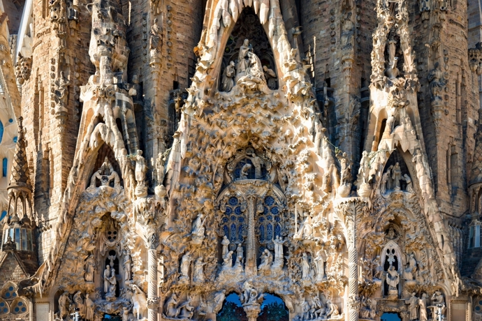 Gaudí věnoval tomuto projektu více než 40 let svého života a posledních 12 let opravdu intenzivně. Za jeho života došlo k otevření kaple svatého Josefa v kryptě a realizaci zvonice apoštola Barnabáše. tomuto projektu posledních 12 let svého. Celkově jeho plány zahrnují celkem osmnáct věží uspořádaných podle výšky. Nejvyšší jsou věže dvanácti apoštolů, nad nimi mají čnít čtyři evangelisté, věž Panny Marie a nejvyšší věž bude patřit Ježíši Kristu.
