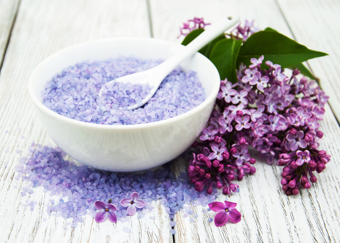 Při výrobě květinové soli doporučujeme mít nejdříve připravené všechny potřeby a ingredience, ať pak můžete v poklidu tvořit. Jestliže chcete hrubší sůl, jen ji smíchejte s ingrediencemi, dejte do vhodné nádoby a nechte odpočívat, pro jemnější konzistenci nejdříve rozdrťte v hmoždíři. Nebojte se experimentovat. Možná vyrobíte úžasnou chuť, která by vás normálně nenapadla. 
