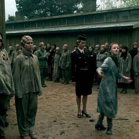 Záběry z filmu Síla lidskosti, který byl natočen na motivy životního příběhu osvětimské lékařky Giselly Perl
