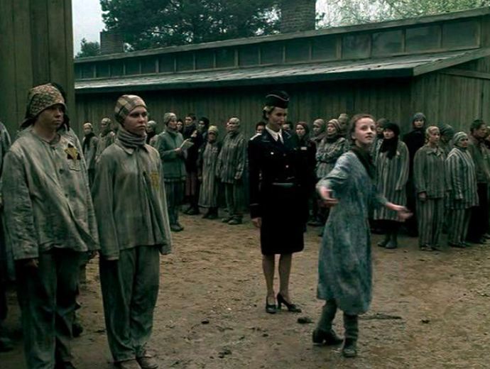 Záběry z filmu Síla lidskosti, který byl natočen na motivy životního příběhu osvětimské lékařky Giselly Perl
Záběry z filmu Síla lidskosti, který byl natočen na motivy životního příběhu osvětimské lékařky Giselly Perl