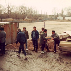 Záběry z filmu Bony a klid (1987), který vypráví o vekslácích v socialistickém Československu
