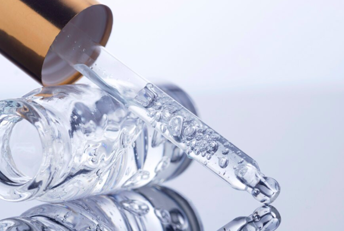 Microneedling, neboli mikrojehličkování, je technika, při které se pomocí drobných jehliček vytvářejí mikroskopické vpichy do pokožky.
