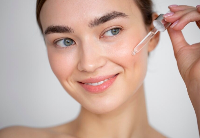 Dr. Dennis Gross, dermatolog z New Yorku, uvádí: „Microneedling je jedním z nejefektivnějších způsobů, jak zlepšit strukturu pleti a podpořit její přirozenou regeneraci.
