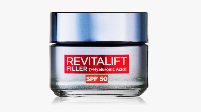 Denní krém proti stárnutí pleti SPF 50 L’Oréal Paris Revitalift Filler Renew jí dodá mladistvý vzhled. Je obohacený o kyselinu hyaluronovou a zpevňující rostlinný extrakt Fibroxyl, takže pleti dodá pevnost a pružnost a minimalizuje výskyt vrásek. Také pleť ochrání před poškozením sluncem. 440 Kč
