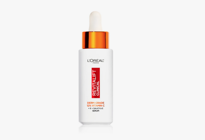 Pleťové sérum L'Oréal Paris Revitalift Clinical Serum obohacené o 12% vitamin C, kyselinu salicylovou a vitamin E viditelně koriguje první známky stárnutí. Bojuje proti vráskám i rozšířeným pórům a zároveň vyrovnává nejednotný tón pleti. Napomáhá vyhlazovat texturu pleti, a navíc chrání před působením oxidačního stresu. 500 Kč
