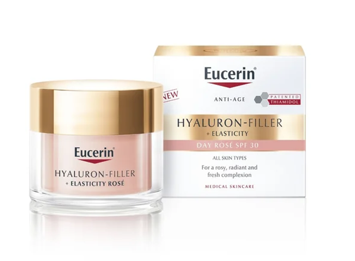Denní krém Eucerin Hyaluron-Filler+Elasticity Rosé poskytuje zralé pleti tři zásadní výhody: rozzáří ji a dodá jemný růžový odstín, zlepšuje pružnost a vyplňuje hluboké vrásky. Snižuje také tvorbu pigmentových (stařeckých) skvrn. Lehká krémová textura se do pleti rychle vstřebává. 975 Kč
