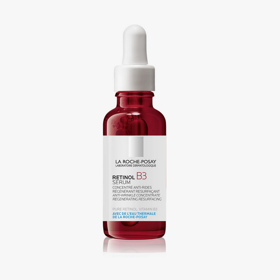 Protivráskové a regenerační sérum s retinolem La Roche-Posay Retinol s molekulou zlatého standardu retinolu obsahuje navíc vitamin B3, a podporuje tak celkovou obnovu pleti. Každým dnem postupně zjemňuje vrásky, dodává pleti potřebnou hydrataci a současně jí navrací sjednocený, mladistvě svěží vzhled. 980 Kč
