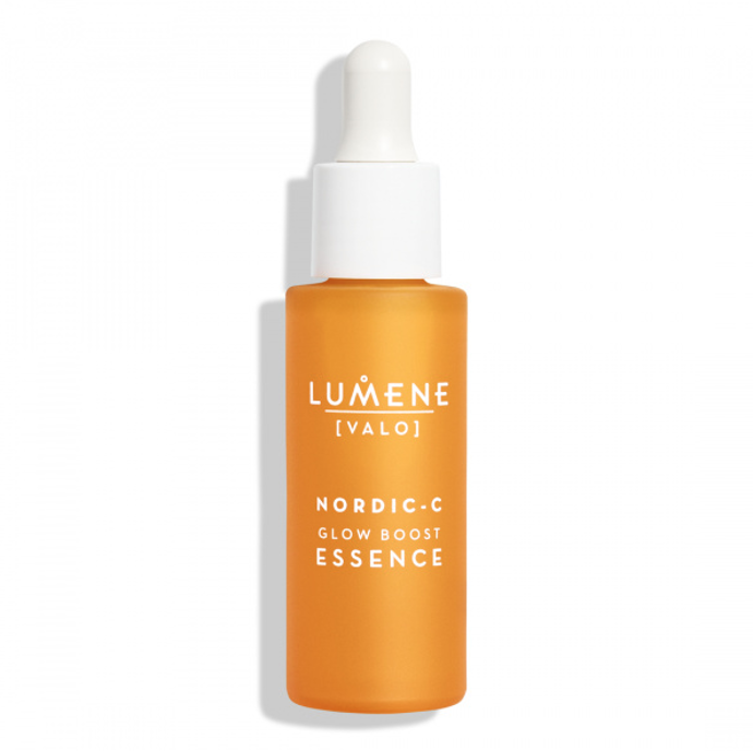 Vysoce koncentrovaná esence Lumene Glow Boost Vitamin C Hyaluronic Essence dodá pleti maximální hydrataci a okamžité projasnění pleti. Je vhodná pro všechny typy pleti, zejména pro suchou, zašedlou a unavenou pleť. 1200 Kč
