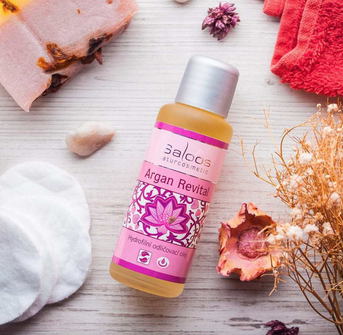Šetrný hydrofilní čisticí olej s obsahem vzácného bio arganového oleje důkladně odlíčí i voděodolnou řasenku a make-up. Nejúčinnější složení s přírodními oleji poskytne pleti extra porci výživných látek pro regeneraci a omlazení. 131 Kr
