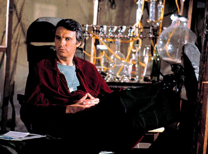 Herec Alan Alda ve své kultovní roli lékaře Hawkeyeho Pierce v seriálu M.A.S.H.
