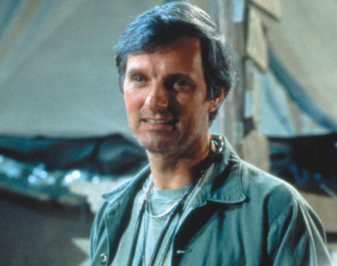 Herec Alan Alda ve své kultovní roli lékaře Hawkeyeho Pierce v seriálu M.A.S.H.
