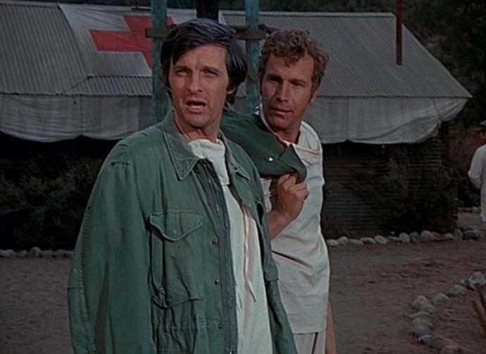 Herec Alan Alda ve své kultovní roli lékaře Hawkeyeho Pierce v seriálu M.A.S.H.
