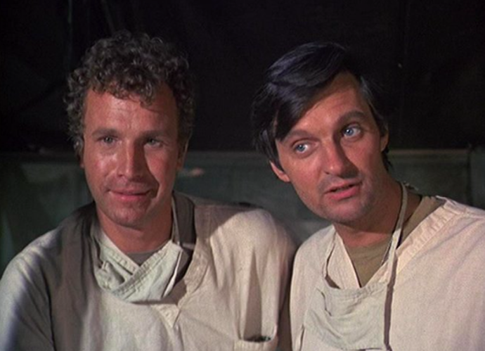 Herec Alan Alda ve své kultovní roli lékaře Hawkeyeho Pierce v seriálu M.A.S.H.
