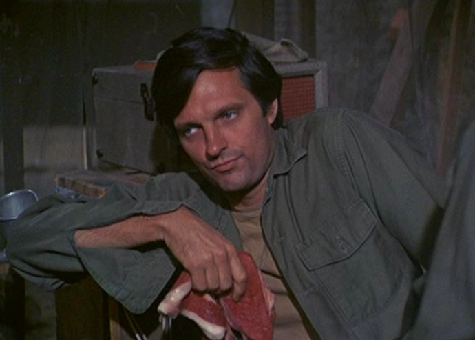 Herec Alan Alda ve své kultovní roli lékaře Hawkeyeho Pierce v seriálu M.A.S.H.
