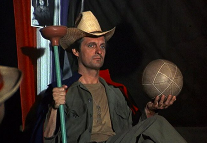Herec Alan Alda ve své kultovní roli lékaře Hawkeyeho Pierce v seriálu M.A.S.H.
