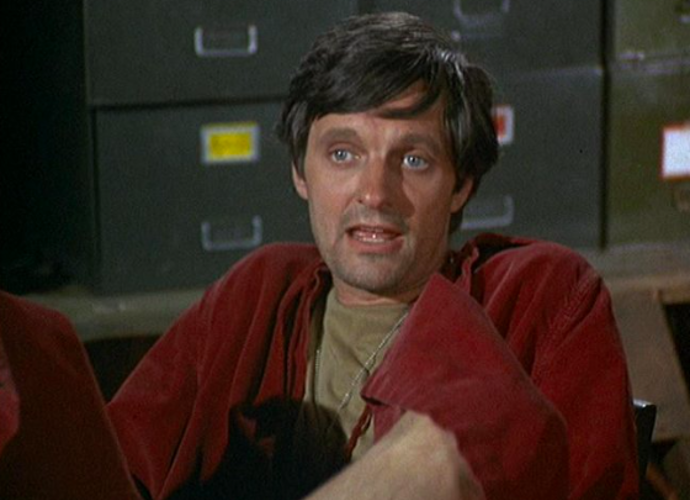 Herec Alan Alda ve své kultovní roli lékaře Hawkeyeho Pierce v seriálu M.A.S.H.
