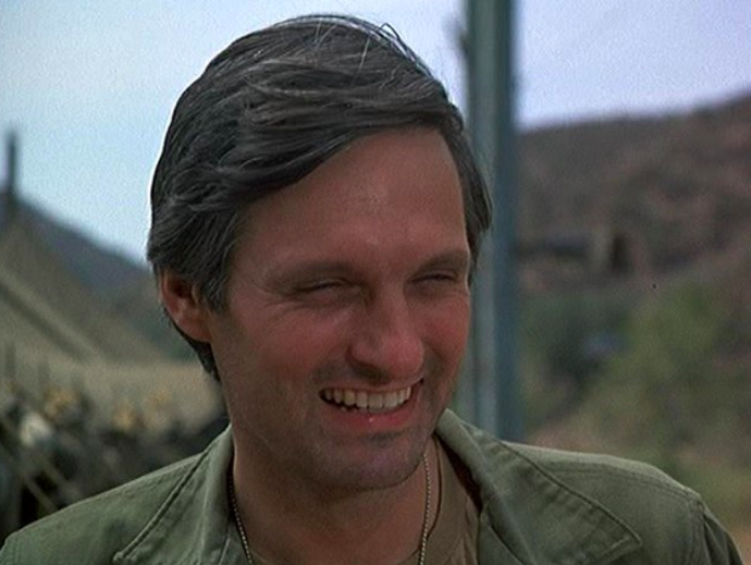 Herec Alan Alda ve své kultovní roli lékaře Hawkeyeho Pierce v seriálu M.A.S.H.
