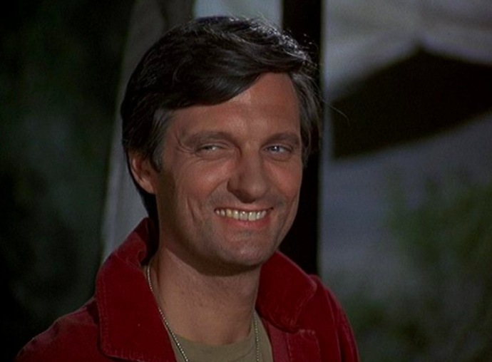 Herec Alan Alda ve své kultovní roli lékaře Hawkeyeho Pierce v seriálu M.A.S.H.
