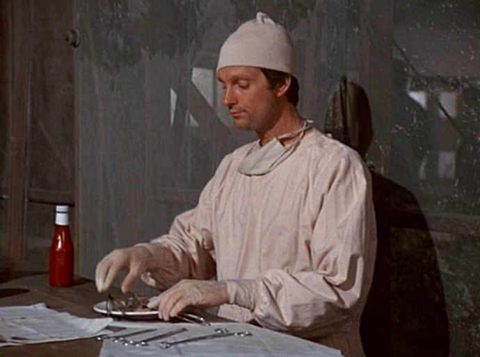 Herec Alan Alda ve své kultovní roli lékaře Hawkeyeho Pierce v seriálu M.A.S.H.

