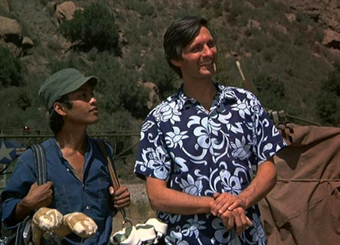 Herec Alan Alda ve své kultovní roli lékaře Hawkeyeho Pierce v seriálu M.A.S.H.
