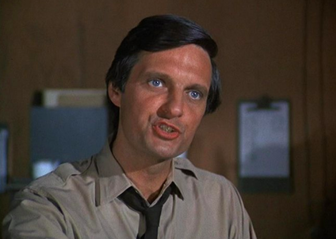 Herec Alan Alda ve své kultovní roli lékaře Hawkeyeho Pierce v seriálu M.A.S.H.
