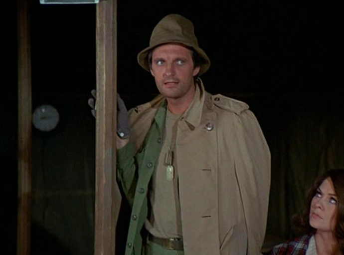 Herec Alan Alda ve své kultovní roli lékaře Hawkeyeho Pierce v seriálu M.A.S.H.
