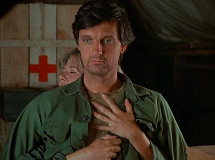 Herec Alan Alda ve své kultovní roli lékaře Hawkeyeho Pierce v seriálu M.A.S.H.
