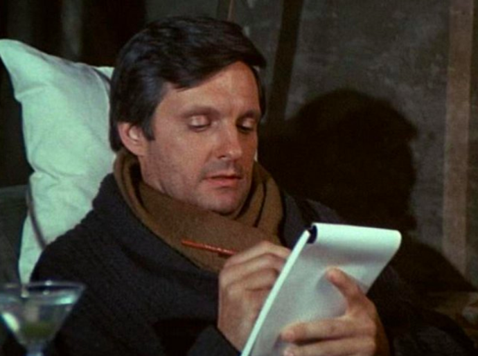 Herec Alan Alda ve své kultovní roli lékaře Hawkeyeho Pierce v seriálu M.A.S.H.
