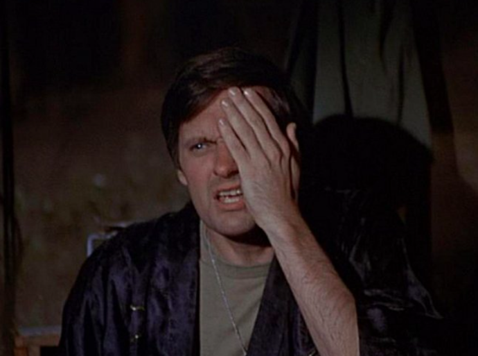 Herec Alan Alda ve své kultovní roli lékaře Hawkeyeho Pierce v seriálu M.A.S.H.
