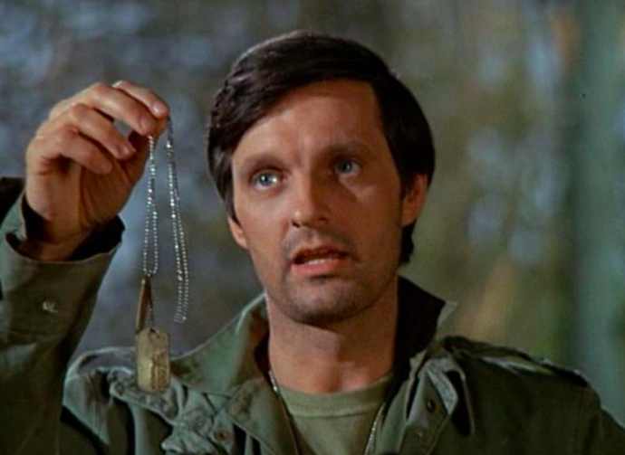 Herec Alan Alda ve své kultovní roli lékaře Hawkeyeho Pierce v seriálu M.A.S.H.
