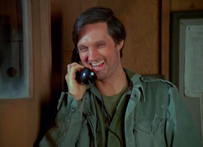 Herec Alan Alda ve své kultovní roli lékaře Hawkeyeho Pierce v seriálu M.A.S.H.
