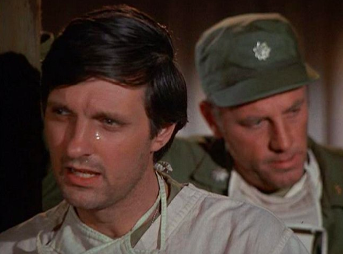 Herec Alan Alda ve své kultovní roli lékaře Hawkeyeho Pierce v seriálu M.A.S.H.

